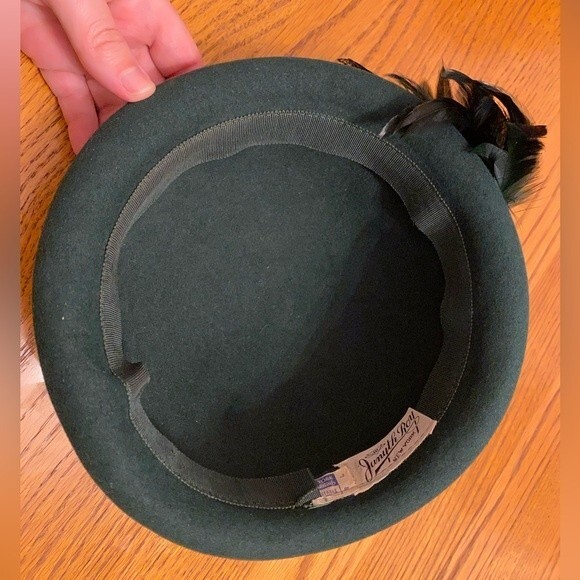 Janyth Roy 1950s Vintage Wool Felt Emerald Green Rolled Bowler Feather Half Hat - Picture 8 of 13